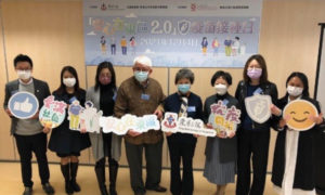 东华三院主办的「安心在东区2.0」疫苗接种日：香港中华医学会会长 陈真光医生 （右三）、会董朱伟星医生 （左四）和陈淑燕医生（右四）参与一对一长者谘询