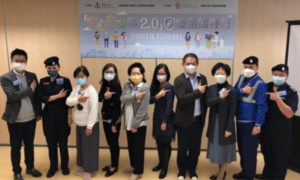 东华三院主办的「安心在东区2.0」疫苗接种日：香港中华医学会会长 陈真光医生 （右三）和会董韦玉珍医生（右四）参与一对一长者谘询。是次活动共有73位长者接种疫苗
