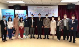 东华三院主办的「安心在东区」疫苗接种日：香港中华医学会会长 陈真光医生（右四），及香港大学袁国勇教授（右五）被邀请作演讲嘉宾，增进长者对新冠疫苗的认识