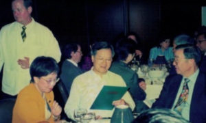 中國代表團在哈佛大學舉辦的中美醫學交流代表大會晚宴：香港中華醫學會會長曹世植、中國衛生部部長張文康、香港醫務衛生署署長陳馮富珍